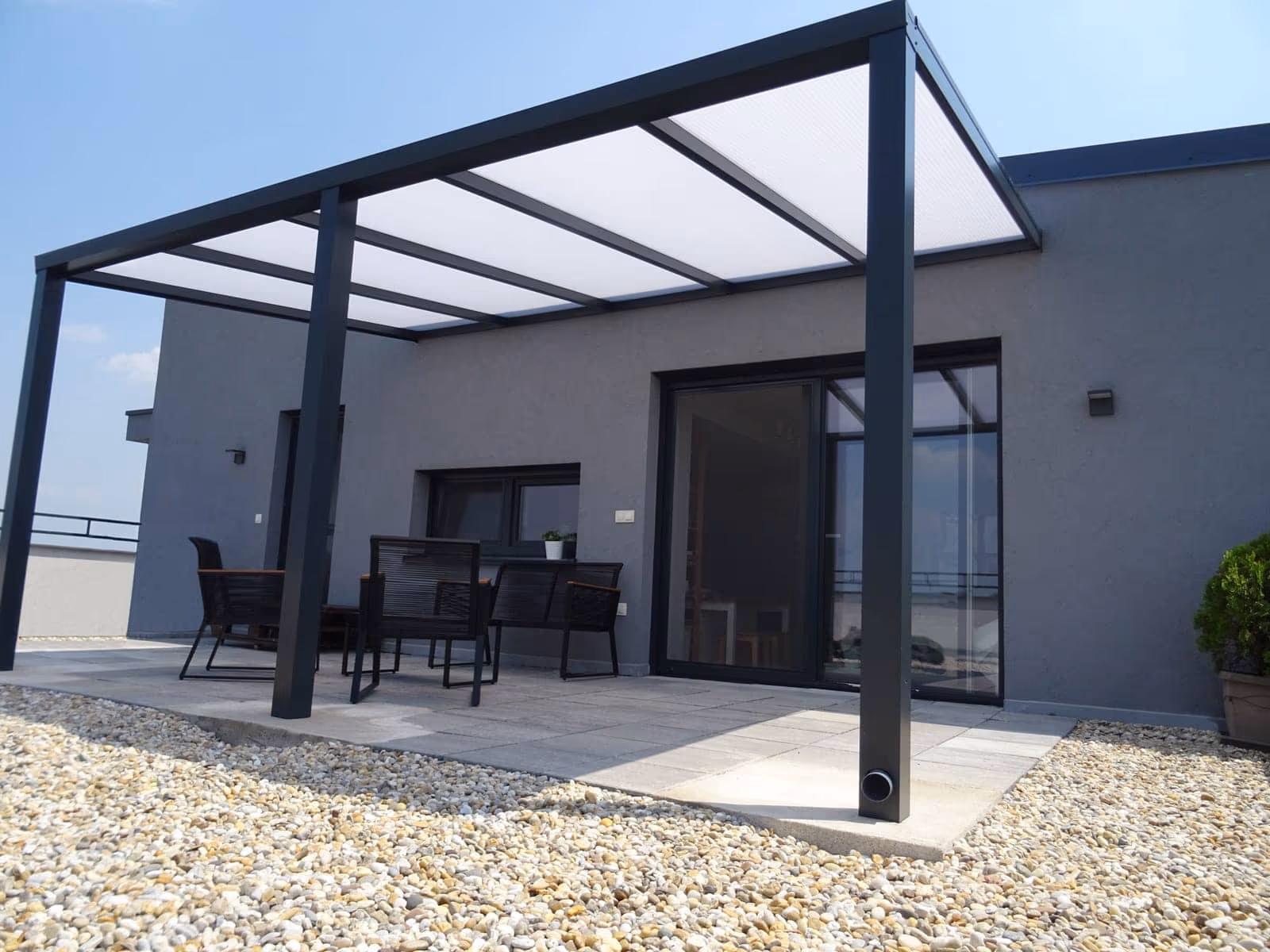 Hliníková pergola na mieru pri modernom rodinnom dome v Trnave