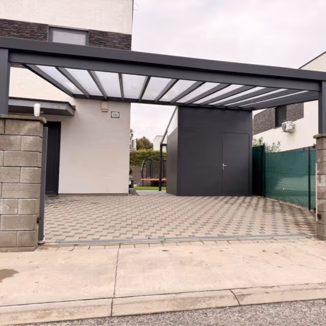 Hliníková pergola na mieru pri modernom rodinnom dome v Dunajskej Strede