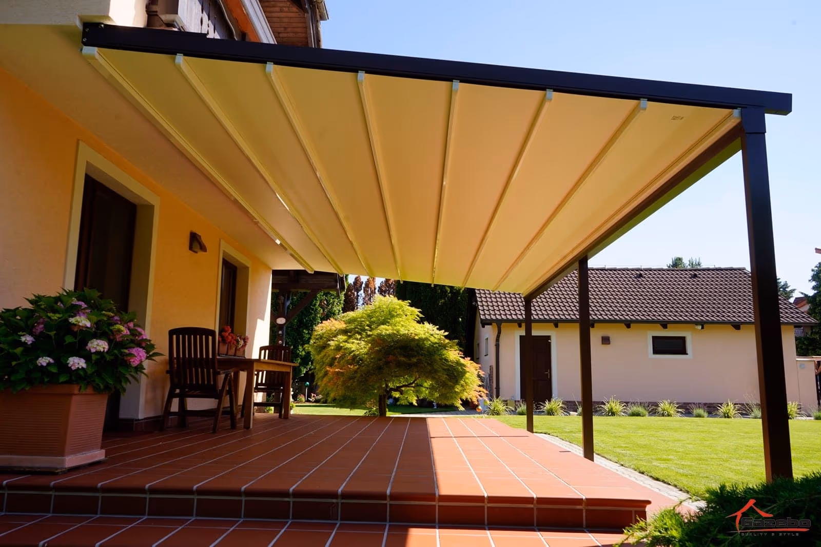 Moderná hliníková pergola Solaris s tieniacou clonou pri dome