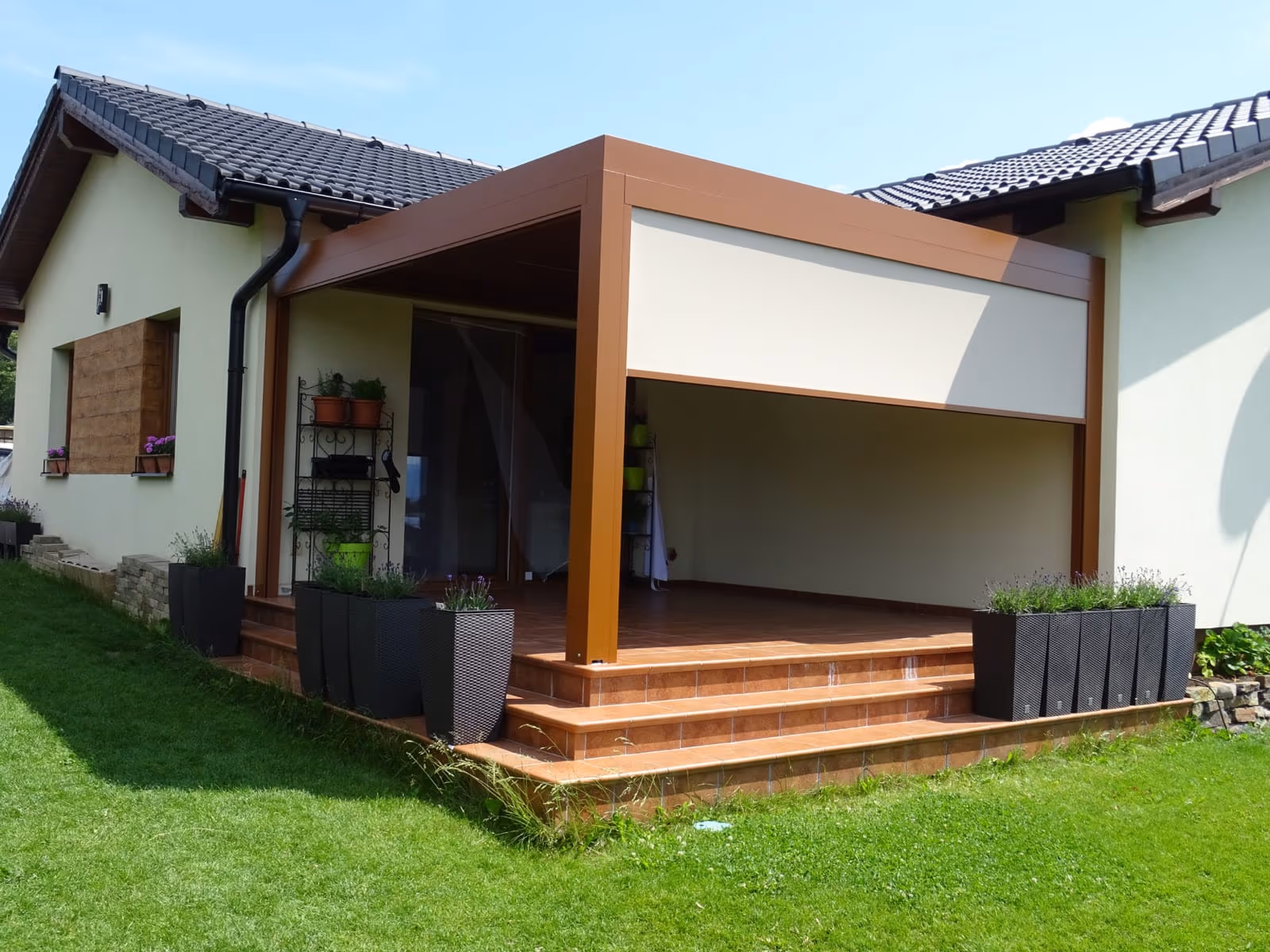 Moderný dizajn bioklimatickej hliníkovej pergoly v záhrade