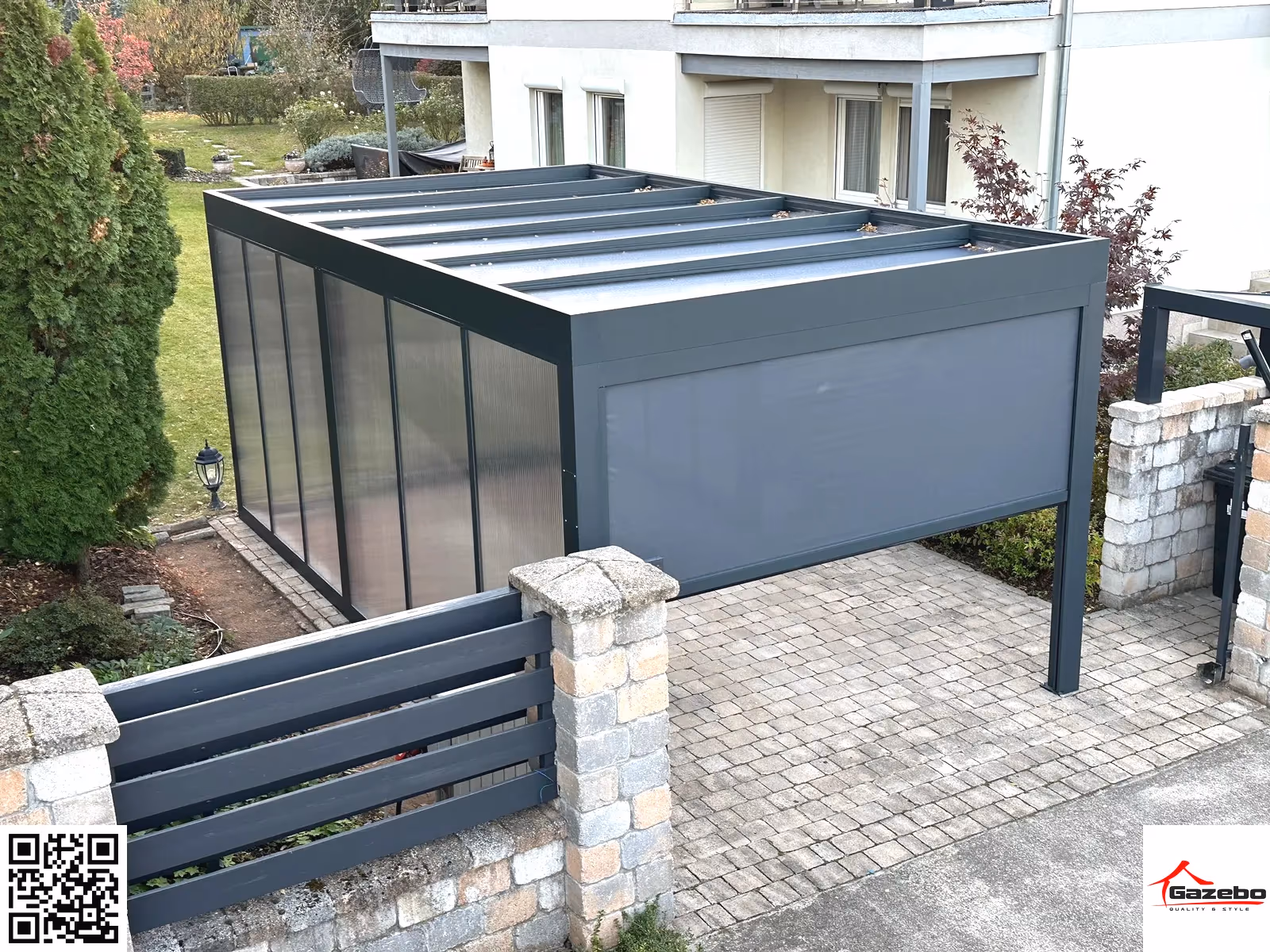 Hliníkový prístrešok na auto pri modernom rodinnom dome — Trnava