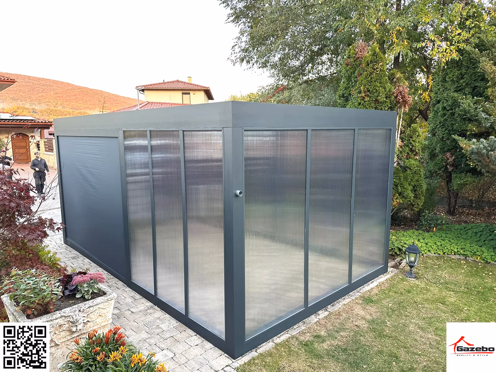 Moderný biely hliníkový prístrešok pre auto pri dome