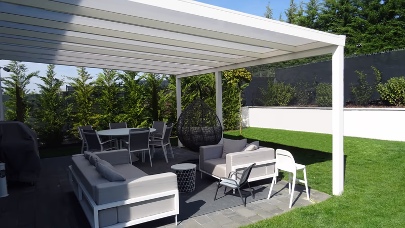Biela hliníková pergola Economic Class s polykarbonátovou strechou 16 mm