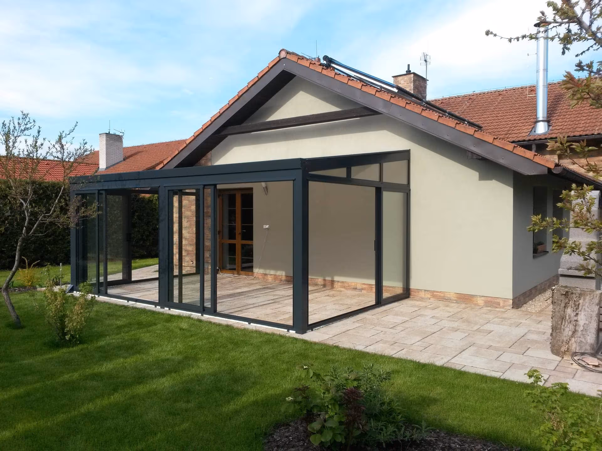 Moderný dizajn presklenej zimnej záhrady Economic Garden na terase