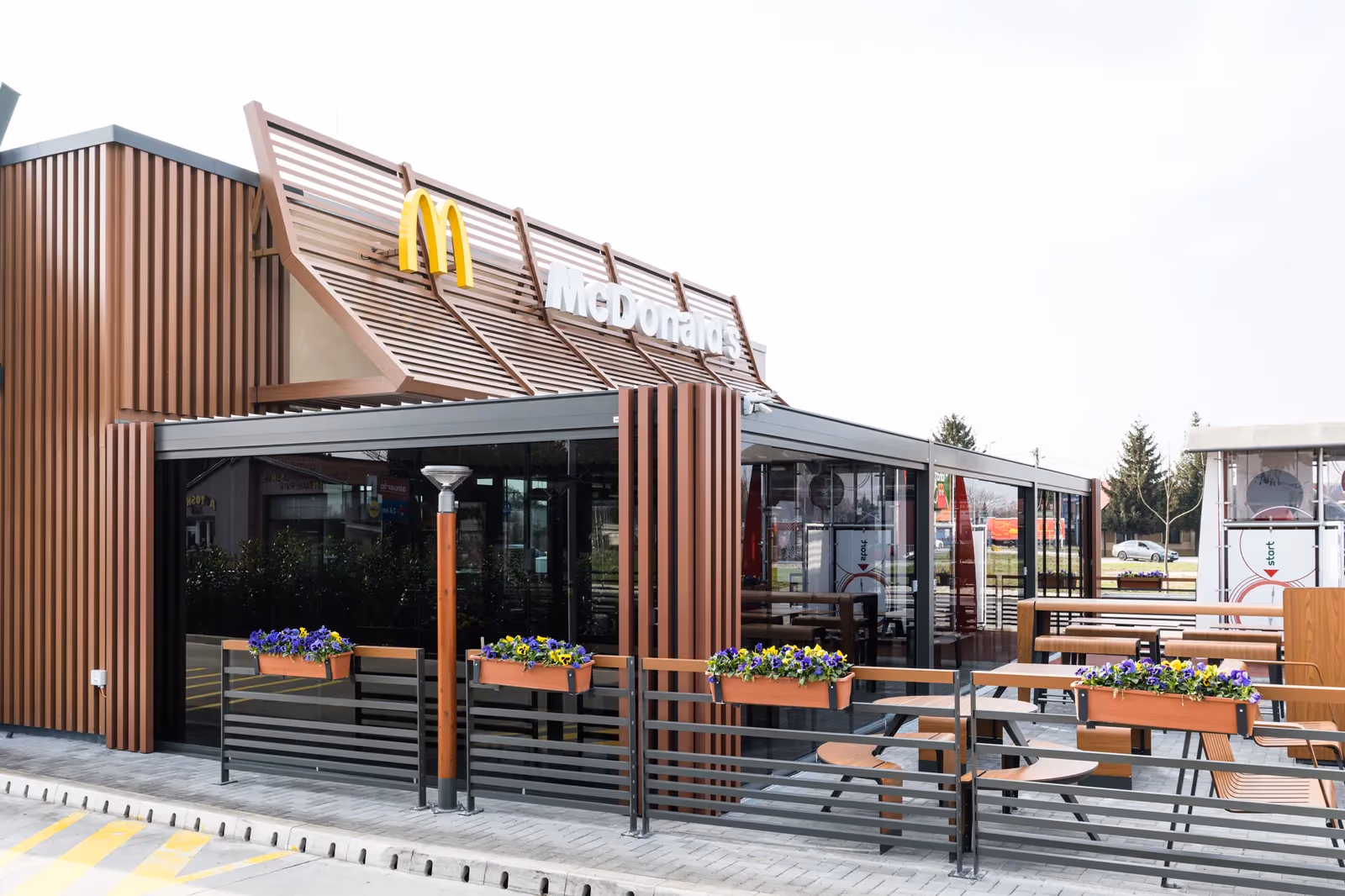 Bezúdržbová exkluzívna bioklimatická hliníková pergola pri modernom dome