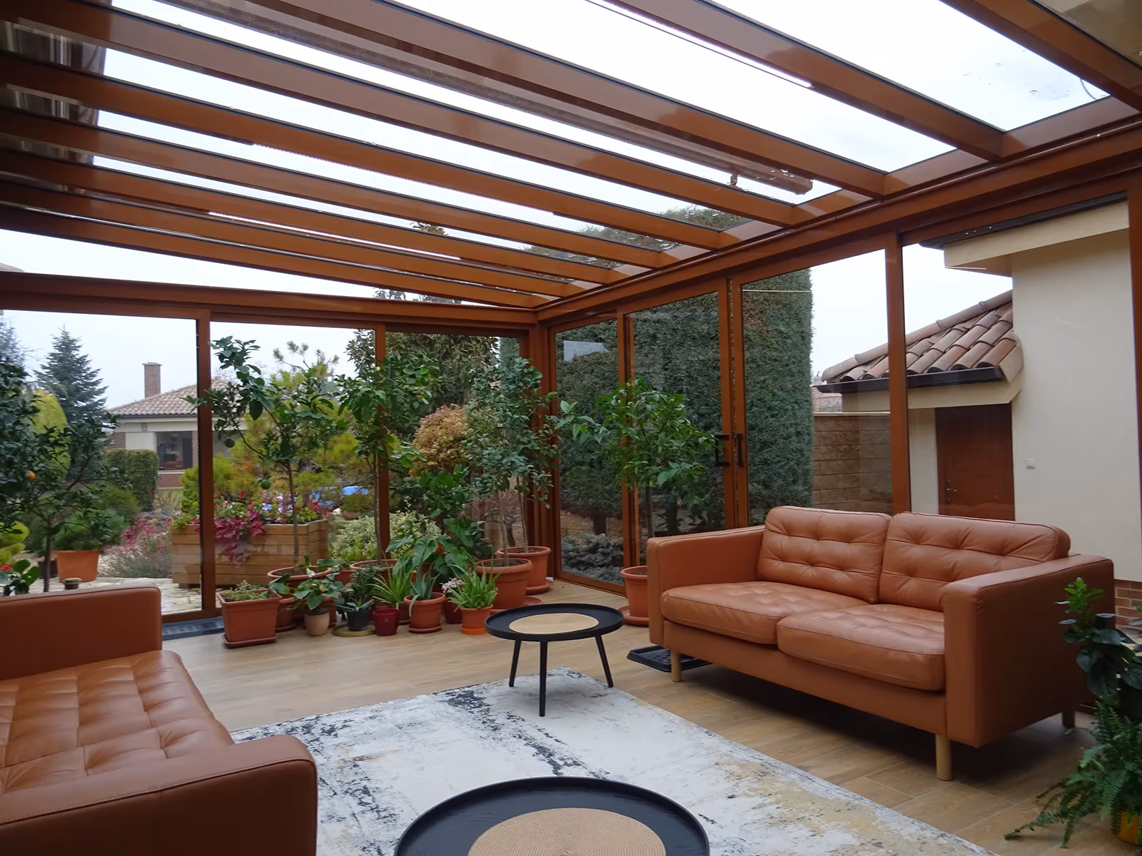 Moderný dizajn hliníkovej zimnej záhrady Top Garden 2 pri dome